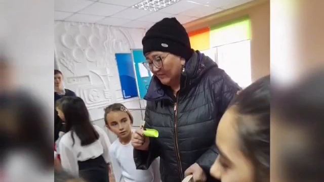 В рамках Недели толерантности в 4 «В» классе прошла акция «День подарков» смотреть онлайн