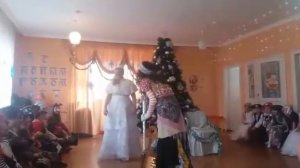 Выход Бабы-Яги на новогоднем утреннике