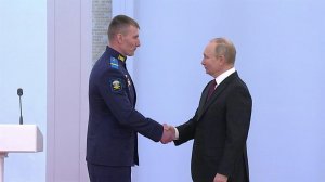 Владимир Путин в Кремле вручил "Золотые Звезды" тем, кто отмечен высшим знаком воинской доблести