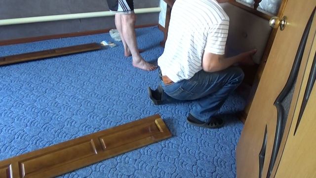 Лакировка деревянной кровати своими руками// сборка двухспальной кровати из дерева. смотреть онлайн