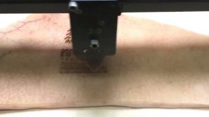 Что будет если засунуть руку в лазерный гравёр во время его работы?