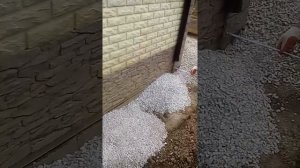 Процесс укладки засыпка щебенки