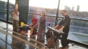 Белые розы в метро....