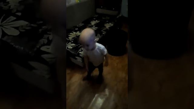 Малыш танцует Локтями*