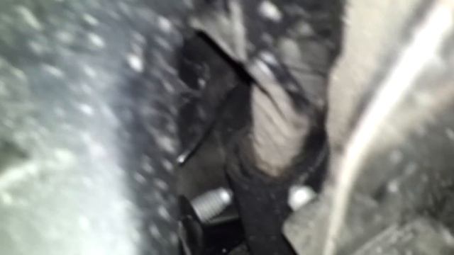 Стук левой опоры Polo седан при раскачке двигателя за проушину смотреть онлайн