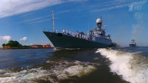 Первые боевые корабли ошвартовались в Неве для участия в главном военно-морском параде