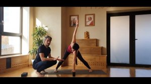 Скручивание в Прасарита Падоттанасане. Как выполнить позу безопасно