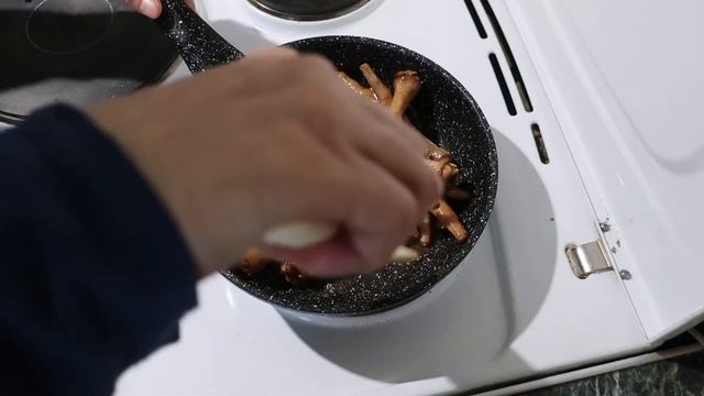 Куриные лапки в гранатовом соусе смотреть онлайн