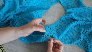 Топ крючком (филейное вязание). Часть 11. Соединяем две детали.