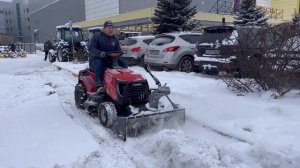 Работа снегоотбрасывателя (снегоуборщика) ZimAni на садовом тракторе.