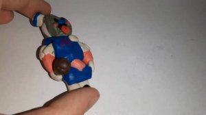 Богдан показывает из пластилина злого мороженщика, из игры Ice cream.