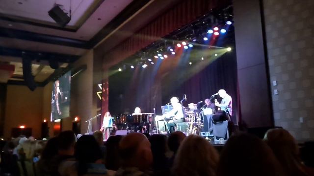 Ronnie Milsap Final Concert - Stranger In My House смотреть онлайн