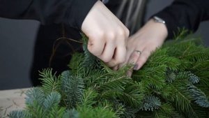 Делаем венок из пихты и нобилиса: чем украсить рождественский венок?