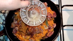 ВКУСНАЯ КУРИНАЯ ПЕЧЕНЬ И СЕРДЕЧКИ, ТУШЕНЫЕ С МОРКОВЬЮ И ЛУКОМ/FRIED CHICKEN LIVER, HEARTS & VEGGIES