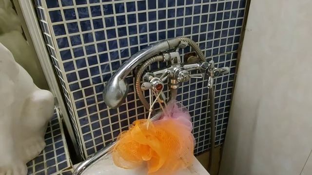 Ванная с туалетом и стиральной машиной на даче в сарае