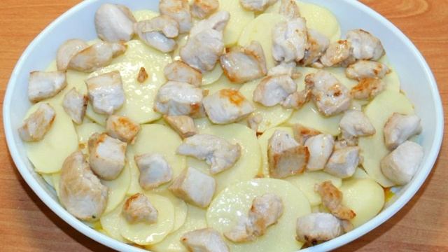 Картофель с куриным филе под сырной  шапкой