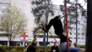 гопник на турнике.