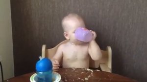 Ребенок пьет из чашки (1 год 1 мес)/child drinks from the Cup 1 year 1 month