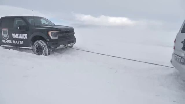 2023 RAM TRX vs Ford Raptor! Тест-драйв зимой на полигоне. Выясним кто круче! смотреть онлайн