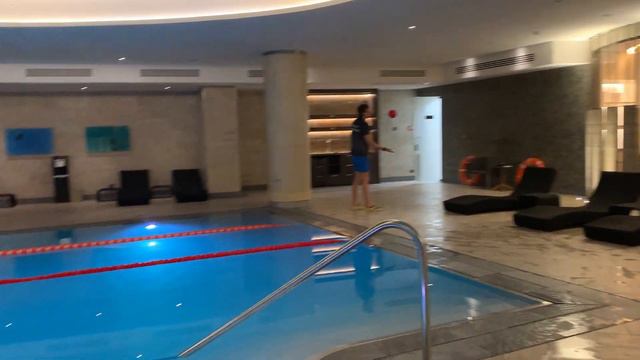 Кто любит плавать? В этом бассейне нет людей! Swimming pool "Hyatt Regency Moscow" смотреть онлайн