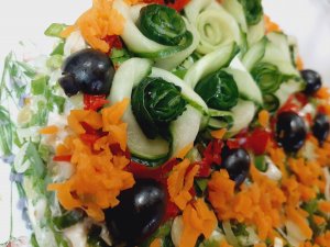 Постный салат с копченым кальмаром
