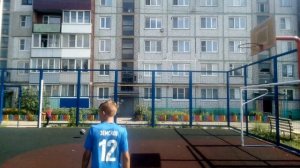 Попасть с ноги мячиком в баскетбольное кольцо!
