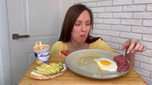 МУКБАНГ ЗАВТРАК ЯИЧНИЦА тост с авокадо и томатом ответы на вопросы MUKBANG BREAKFAST Потеряла вещи