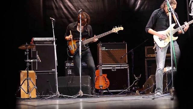 Bass Solo using a Drum Stick смотреть онлайн