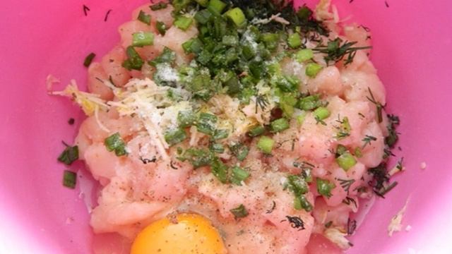 Куриные оладьи с сыром и зеленью