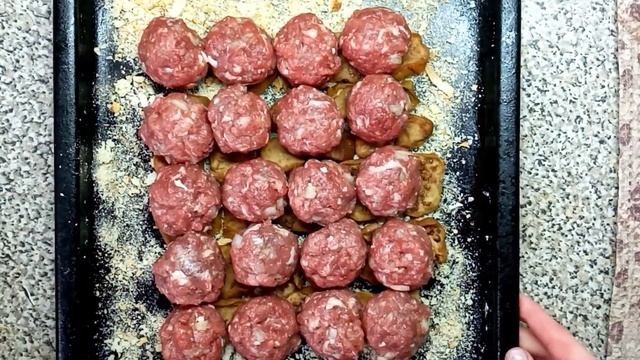 Мясные шарики с картофелем и баклажанами
