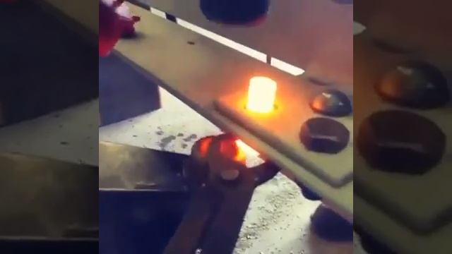 Горячая клепка металла.