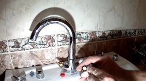 Капает вода из крана в ванной. Как починить?
