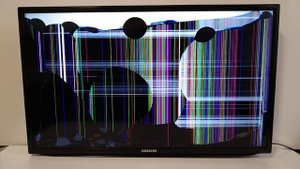 Проверка работы телевизора Samsung UE32EH5037K с механическим повреждением матрицы.