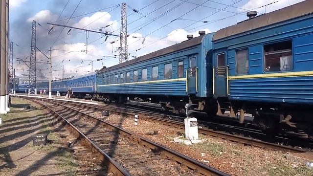 Приветливый машинист дал медведя на тепловозе 2М62У-0176 смотреть онлайн