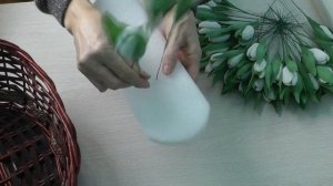 Корзина с подснежниками на 8 марта. Корзинка из конфет и гофрированной бумаги. Сладкий мастер класс