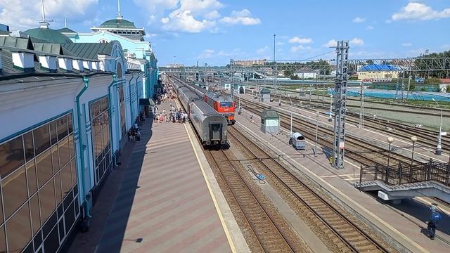 ЭП2К-256 прибывает на станцию Омск-Пассажирский с поездом №81 Улан-Удэ - Москва. смотреть онлайн