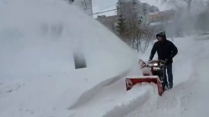 Уборка снега трехступенчатым снегоуборщиком Wolf Garten Expert 76130 HD