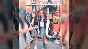 Диану будит мама в школу, Диана не хочет вставать ?????