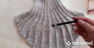 Манишка спицами круглой кокеткой.