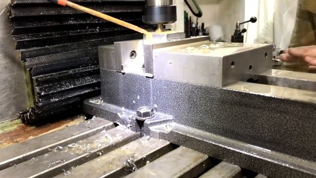 Чугунный фрезер с ЧПУ 2. Подгонка и крепление подстольной плиты смотреть онлайн