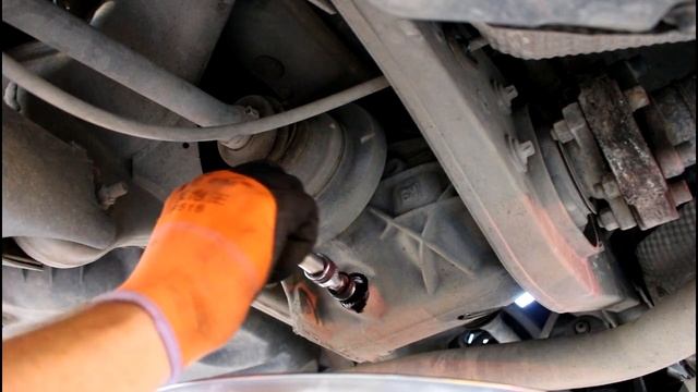 Замена масла в заднем редукторе на Mercedes Benz E Class W211 2,2 Мерседес Бенц 2008 года смотреть онлайн