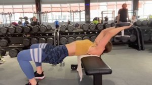 Пуловер поперек скамьи