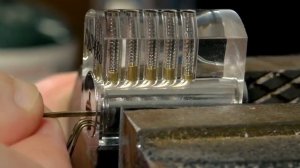 Как открыть замок при помощи шпильки!