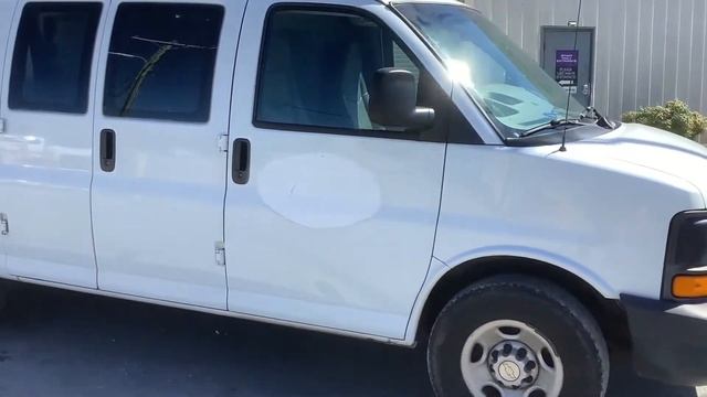 2008 Chevrolet Express Cargo Van 4X2 смотреть онлайн