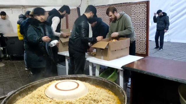 НАКОРМИЛИ 1000 ЛЮДЕЙ УЗБЕКСКИМ СУПОМ И ПЛОВОМ НА ИФТАР В МИНСК|ВКУСНЫЕ РЕЦЕПТЫ. смотреть онлайн