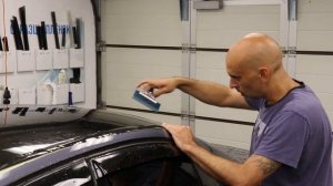Оклейка крыши авто черной пленкой BMW