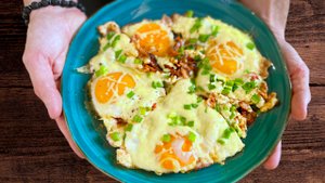 Фирменная яичница! Она такая вкусная, что готовлю её почти каждый день!