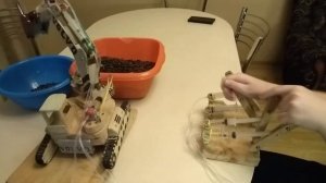 Самодельный экскаватор на шприцах с пультом!