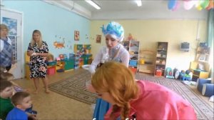 Аниматор Эльза  "Холодное сердце" в деском саду показывает химическое шоу для детей от "FunnyFil"