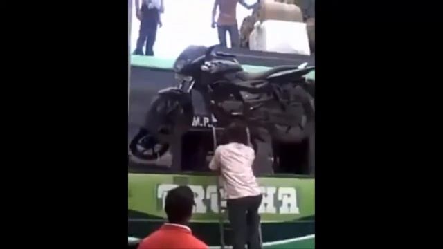 Грузчик от Бога. Индийский грузчик. Как в Индии поднимают мотоцикл на автобус. смотреть онлайн